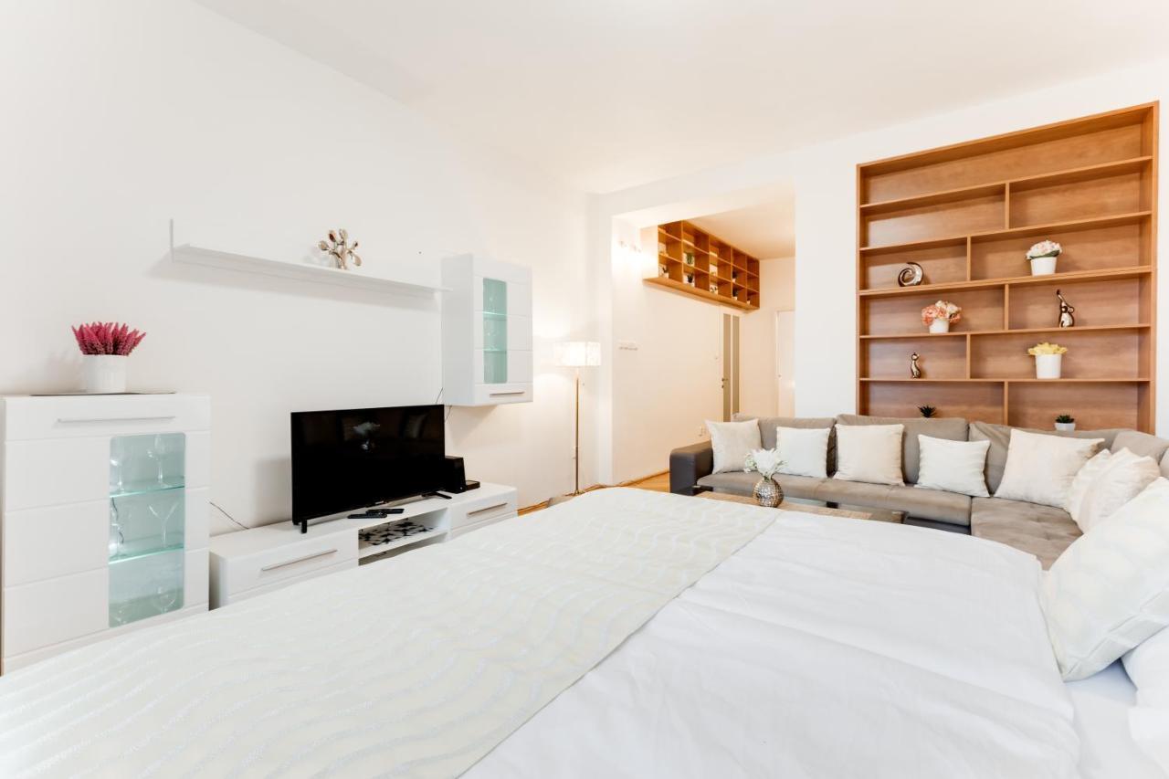 Exclusive Riverside In The Heart Of Apartament Praga